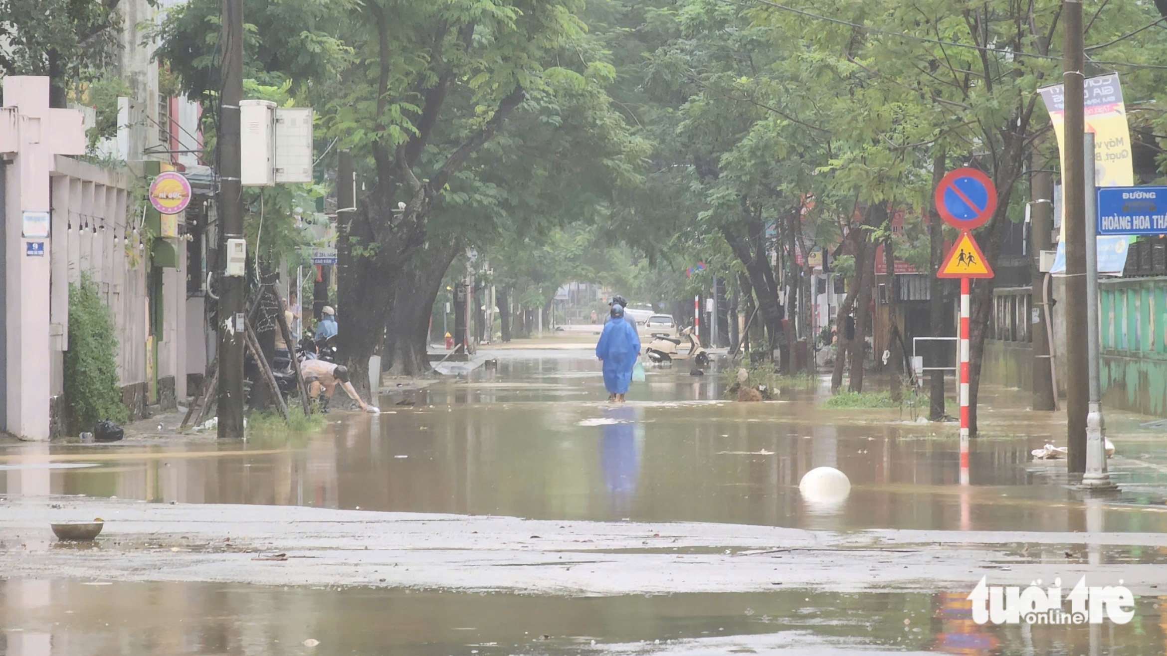 洪水退去但顺化皇城多处仍淹没超过1米